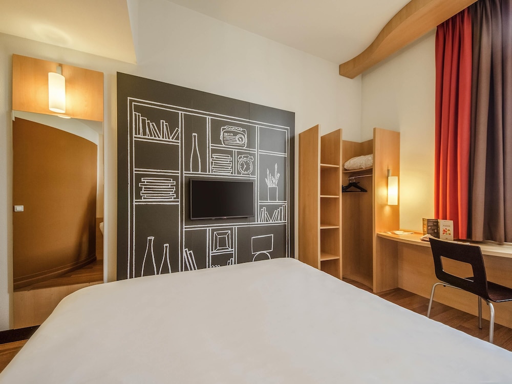 Habitación estándar con 1 cama doble y 1 cama individual del hotel Ibis Sarlat Centre. Foto 3