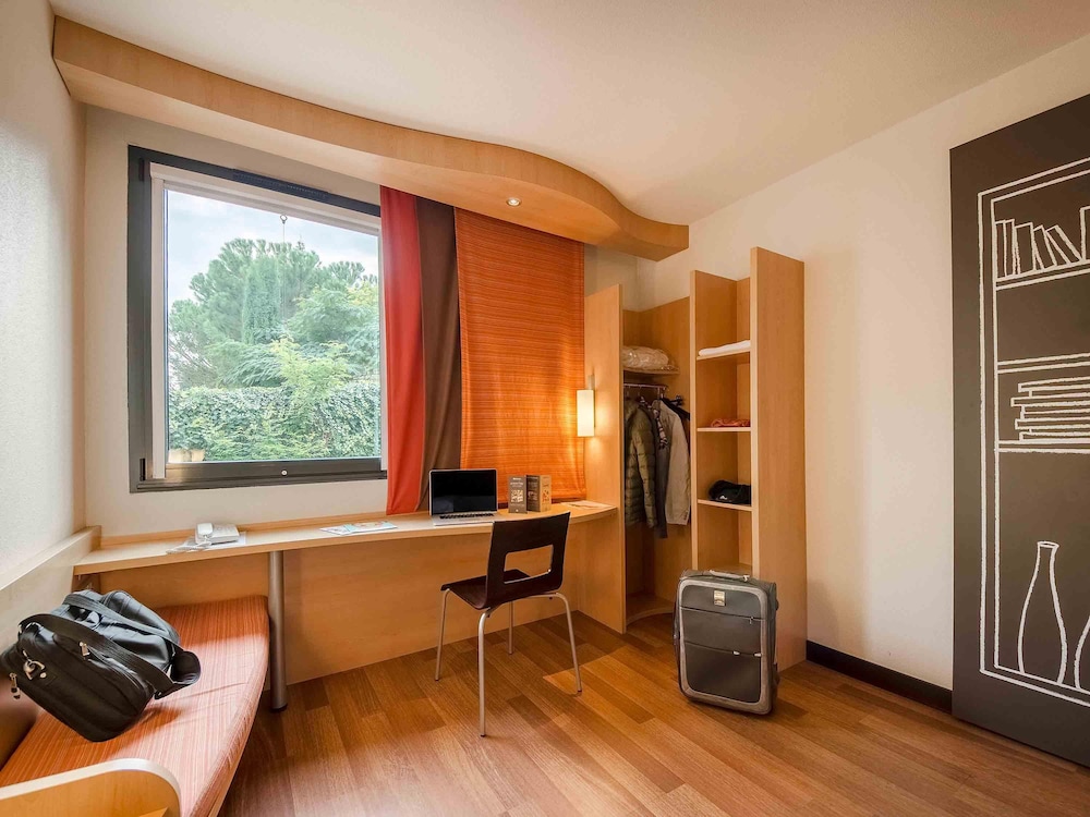 Habitación Estándar 3 camas individuales del hotel Ibis Sarlat Centre. Foto 2