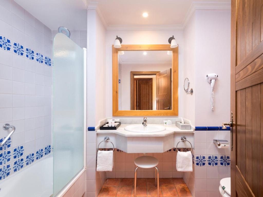 Habitación familiar 2 habitaciones del hotel Fuerte Conil - Resort. Foto 1