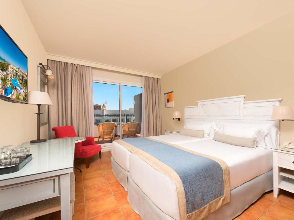 Habitación familiar 2 habitaciones del hotel Fuerte Conil - Resort. Foto 2