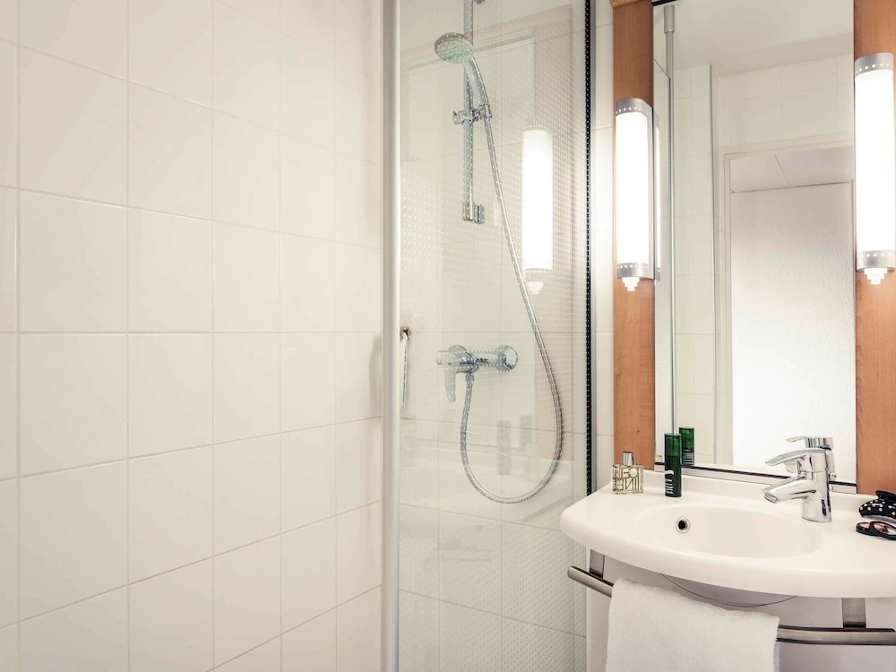 Habitación Estándar con 1 cama doble del hotel Ibis Epinay Sur Seine Gennevilliers. Foto 5