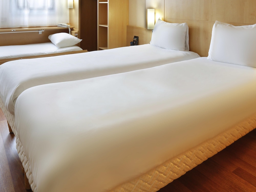 Habitación Standard con dos camas individuales del hotel Ibis Etampes. Foto 4