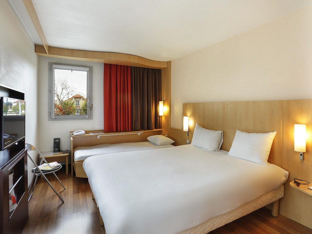 Habitación Standard con una cama doble y una cama individual del hotel Ibis Etampes