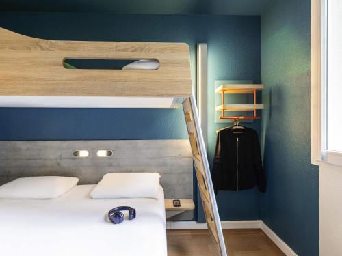 Habitación con una cama grande y una litera. del hotel Ibis Budget Meudon Paris Ouest. Foto 3