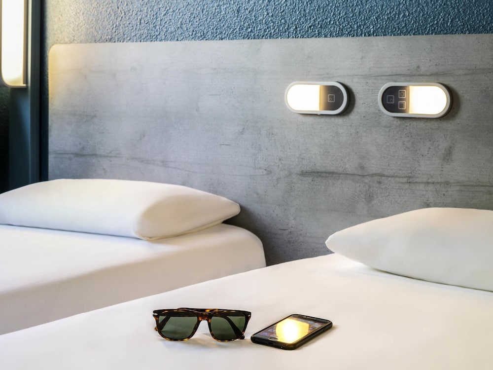 GEMELA - Habitación con camas gemelas del hotel Ibis Budget Meudon Paris Ouest. Foto 3