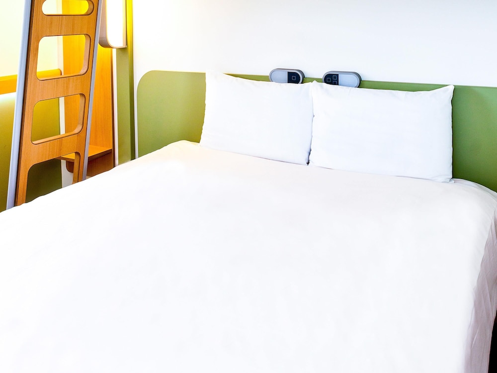 TRIPLE - Habitación con una cama grande y una litera del hotel Ibis Budget Sarrebourg Buhl