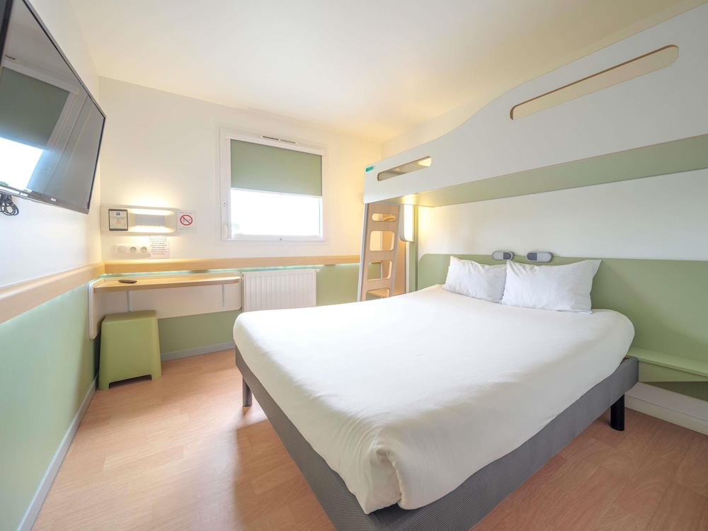 TRIPLE - Habitación con una cama grande y una litera del hotel Ibis Budget Sarrebourg Buhl. Foto 1