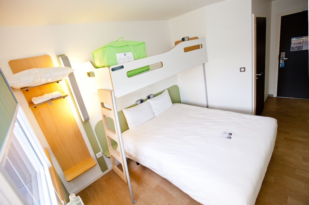 TRIPLE - Habitación con una cama grande y una litera del hotel Ibis Budget Sarrebourg Buhl. Foto 2