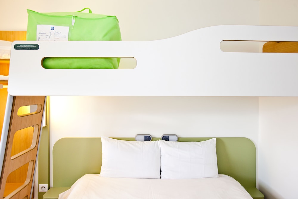 TRIPLE - Habitación con una cama grande y una litera del hotel Ibis Budget Sarrebourg Buhl. Foto 3