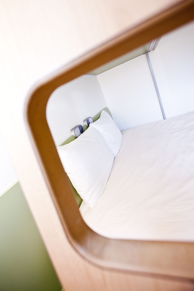 TRIPLE - Habitación con una cama grande y una litera del hotel Ibis Budget Sarrebourg Buhl. Foto 4