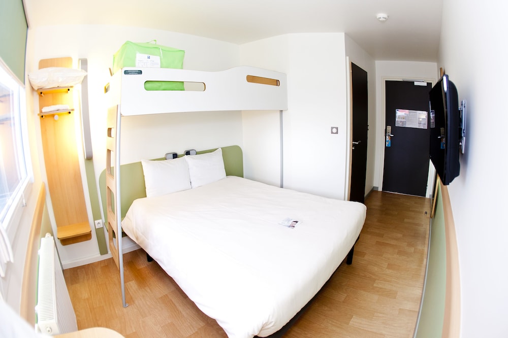 TRIPLE - Habitación con una cama grande y una litera del hotel Ibis Budget Sarrebourg Buhl. Foto 5