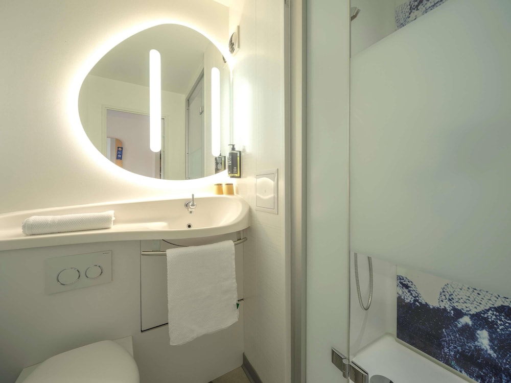 TRIPLE - Habitación con una cama grande y una litera del hotel Ibis Budget Sarrebourg Buhl. Foto 6