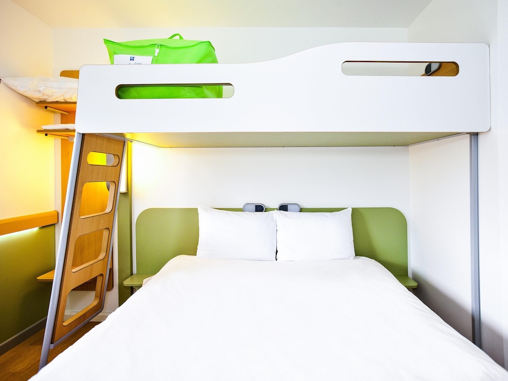 TRIPLE - Habitación con una cama grande y una litera del hotel Ibis Budget Sarrebourg Buhl. Foto 7