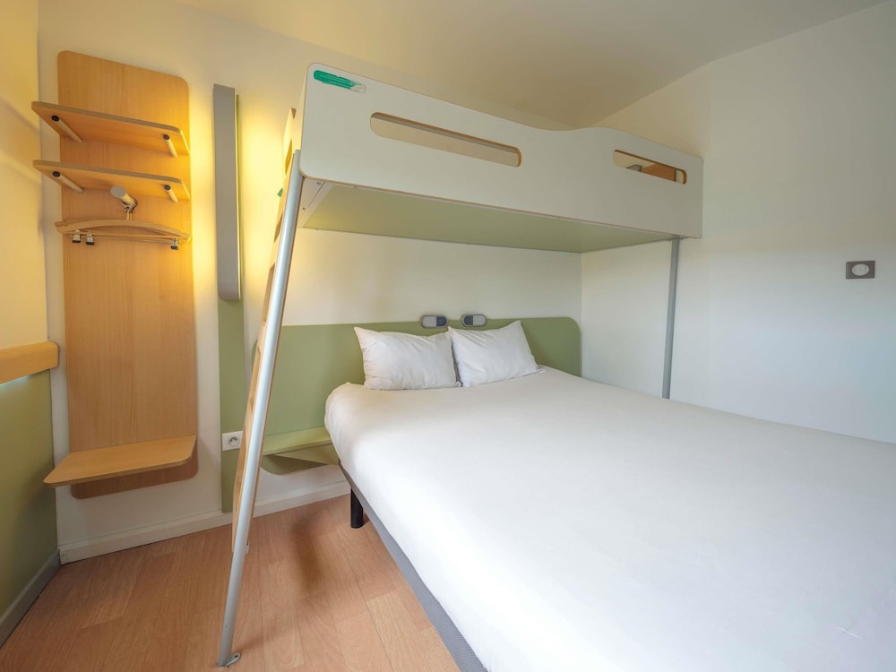 TRIPLE - Habitación con una cama grande y una litera del hotel Ibis Budget Sarrebourg Buhl. Foto 9