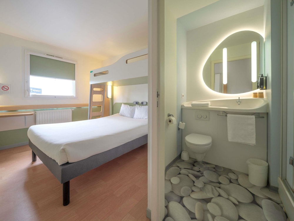 TRIPLE - Habitación con una cama grande y una litera del hotel Ibis Budget Sarrebourg Buhl. Foto 10