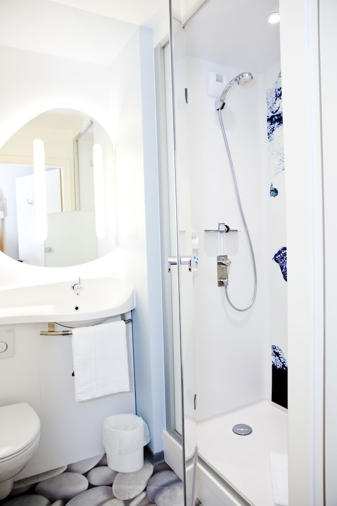 TRIPLE - Habitación con una cama grande y una litera del hotel Ibis Budget Sarrebourg Buhl. Foto 14