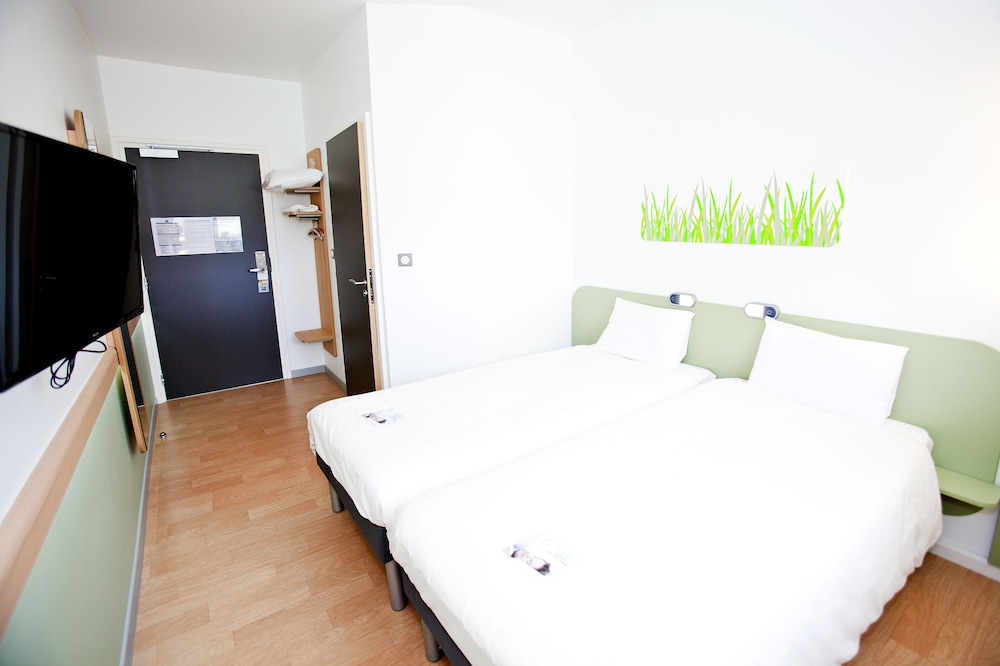 TWIN - Habitación con dos camas individuales del hotel Ibis Budget Sarrebourg Buhl. Foto 1