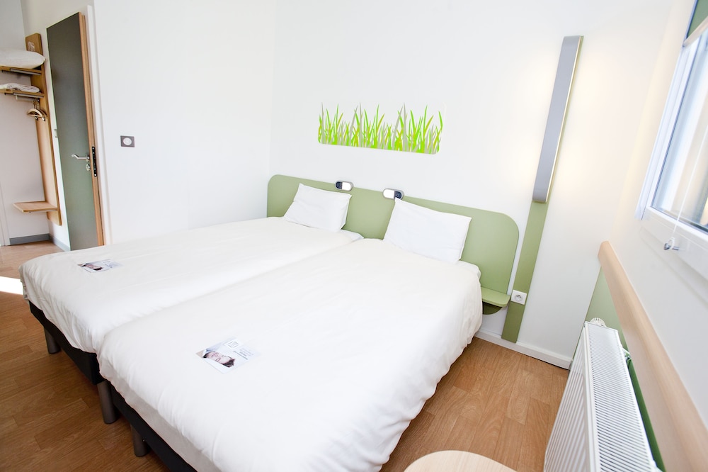 TWIN - Habitación con dos camas individuales del hotel Ibis Budget Sarrebourg Buhl. Foto 2