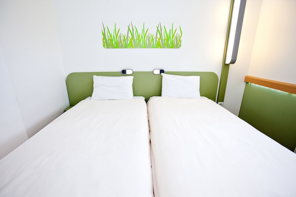 TWIN - Habitación con dos camas individuales del hotel Ibis Budget Sarrebourg Buhl. Foto 3