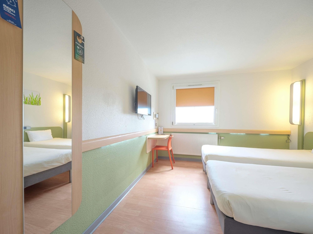 TWIN - Habitación con dos camas individuales del hotel Ibis Budget Sarrebourg Buhl. Foto 5