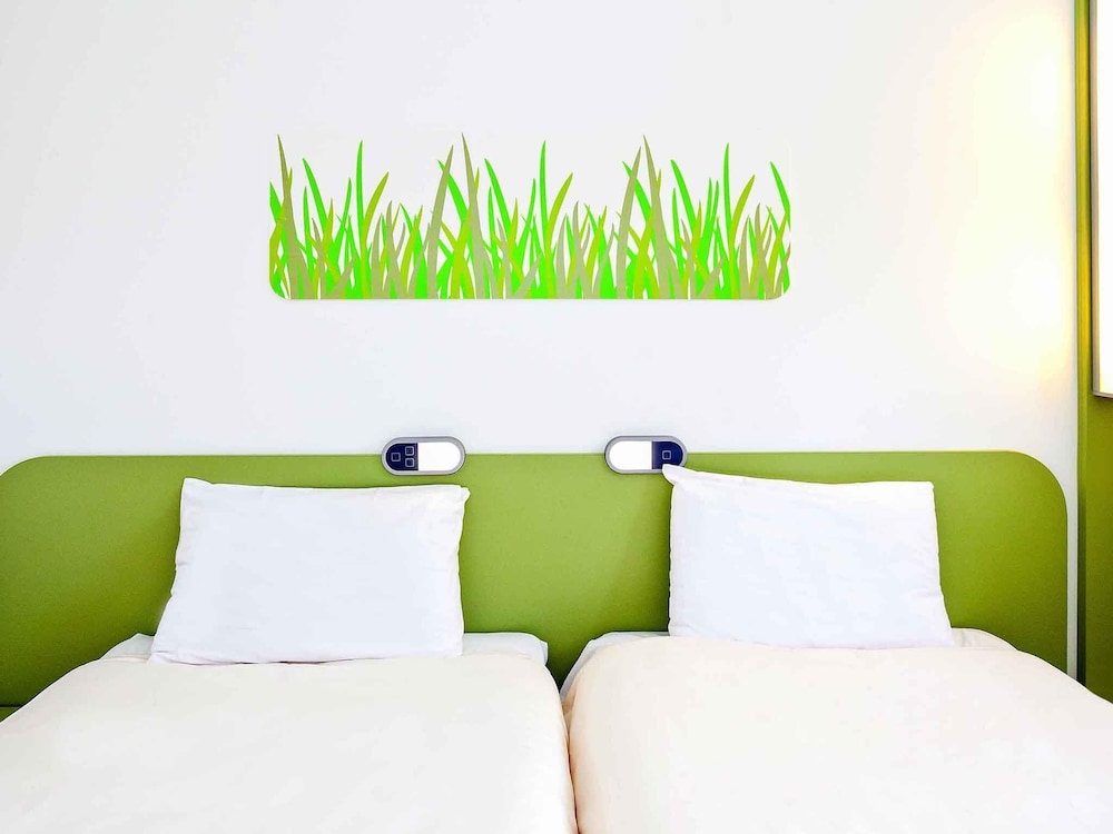TWIN - Habitación con dos camas individuales del hotel Ibis Budget Sarrebourg Buhl. Foto 7