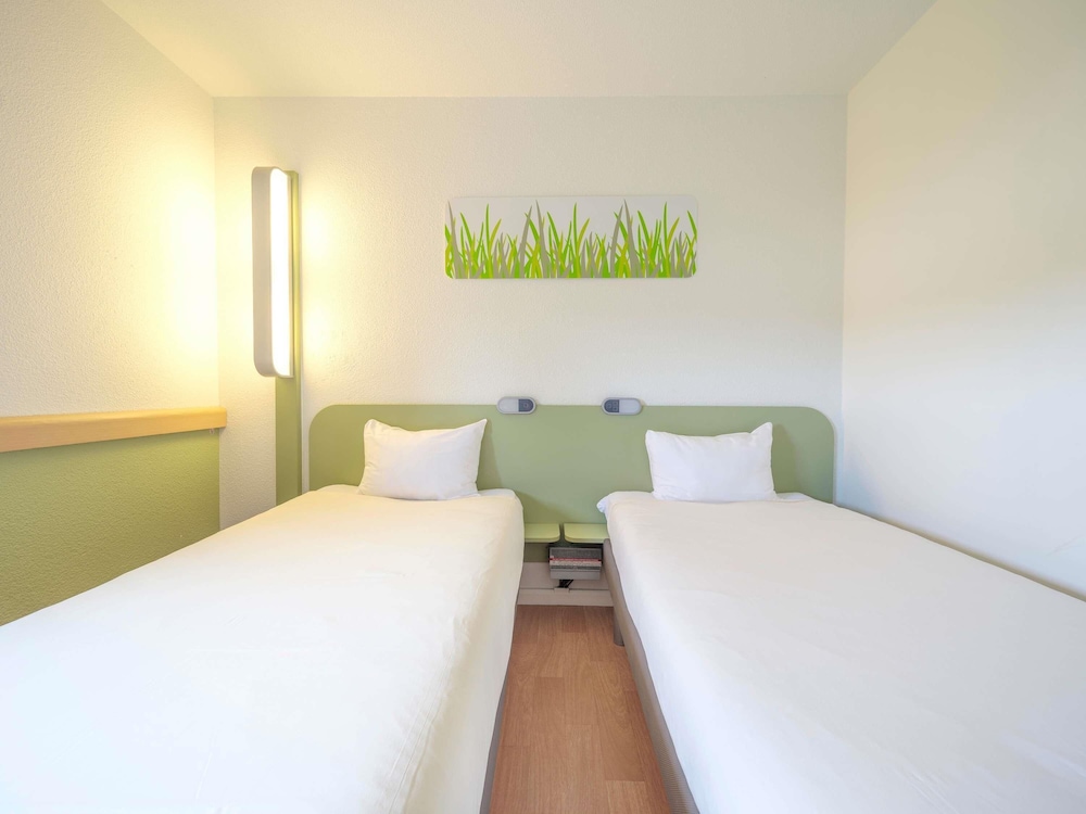 TWIN - Habitación con dos camas individuales del hotel Ibis Budget Sarrebourg Buhl. Foto 8