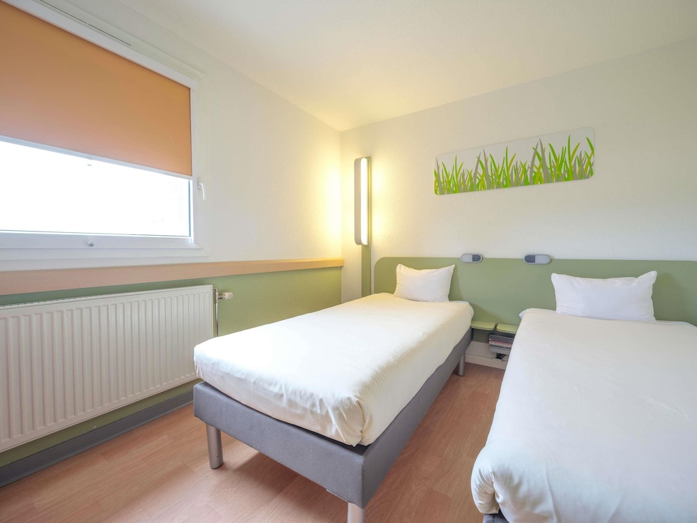 TWIN - Habitación con dos camas individuales del hotel Ibis Budget Sarrebourg Buhl. Foto 9