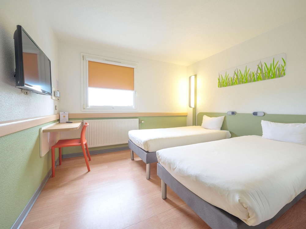 TWIN - Habitación con dos camas individuales del hotel Ibis Budget Sarrebourg Buhl. Foto 10