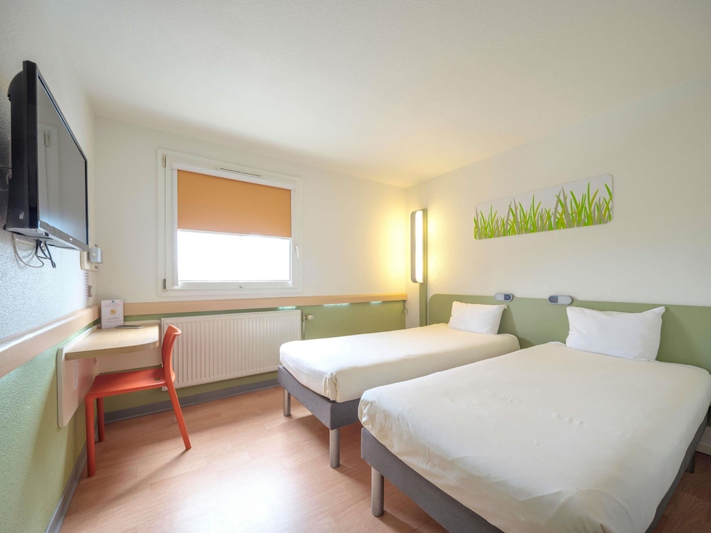 TWIN - Habitación con dos camas individuales del hotel Ibis Budget Sarrebourg Buhl. Foto 11