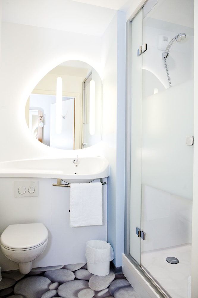 TWIN - Habitación con dos camas individuales del hotel Ibis Budget Sarrebourg Buhl. Foto 13