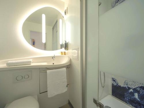 DOBLE - Habitación con una cama grande del hotel Ibis Budget Sarrebourg Buhl. Foto 1