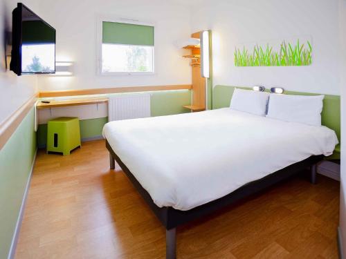 DOBLE - Habitación con una cama grande del hotel Ibis Budget Sarrebourg Buhl. Foto 2