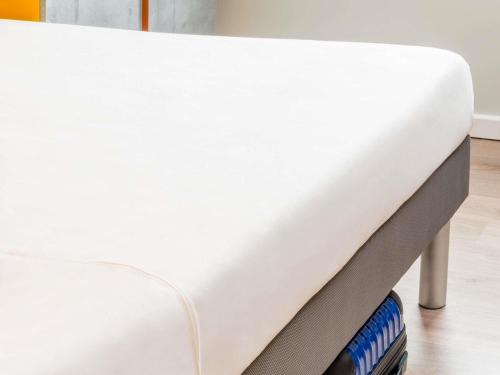 DOBLE - Habitación con una cama grande del hotel Ibis Budget Sarrebourg Buhl. Foto 6