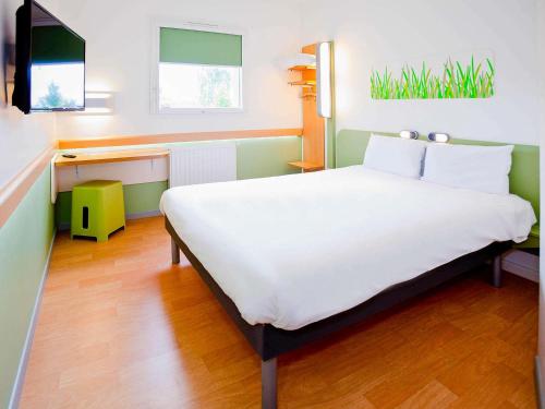 DOBLE - Habitación con una cama grande del hotel Ibis Budget Sarrebourg Buhl. Foto 7