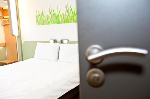 DOBLE - Habitación con una cama grande del hotel Ibis Budget Sarrebourg Buhl. Foto 8