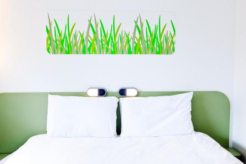 DOBLE - Habitación con una cama grande del hotel Ibis Budget Sarrebourg Buhl. Foto 9