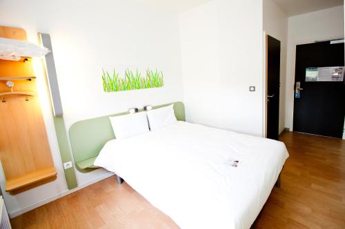 DOBLE - Habitación con una cama grande del hotel Ibis Budget Sarrebourg Buhl. Foto 10