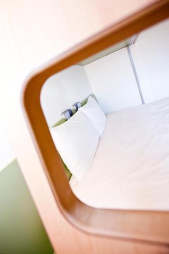 DOBLE - Habitación con una cama grande del hotel Ibis Budget Sarrebourg Buhl. Foto 12