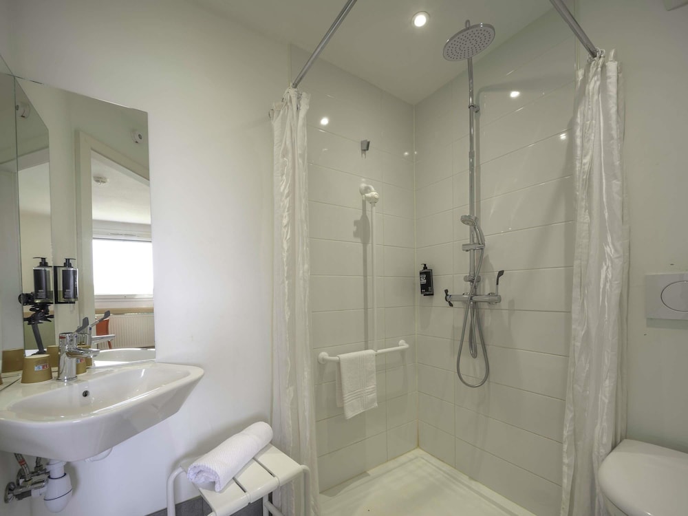 Habitación estándar para huéspedes con discapacidad con 1 cama doble del hotel Ibis Budget Sarrebourg Buhl. Foto 1