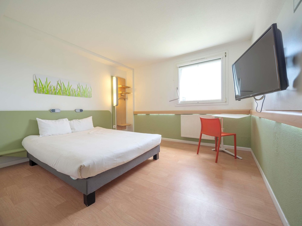 Habitación estándar para huéspedes con discapacidad con 1 cama doble del hotel Ibis Budget Sarrebourg Buhl. Foto 2