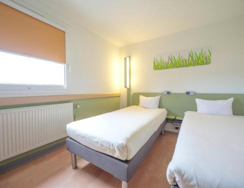 Habitación doble 2 Camas individuales del hotel Ibis Budget Sarrebourg Buhl. Foto 17