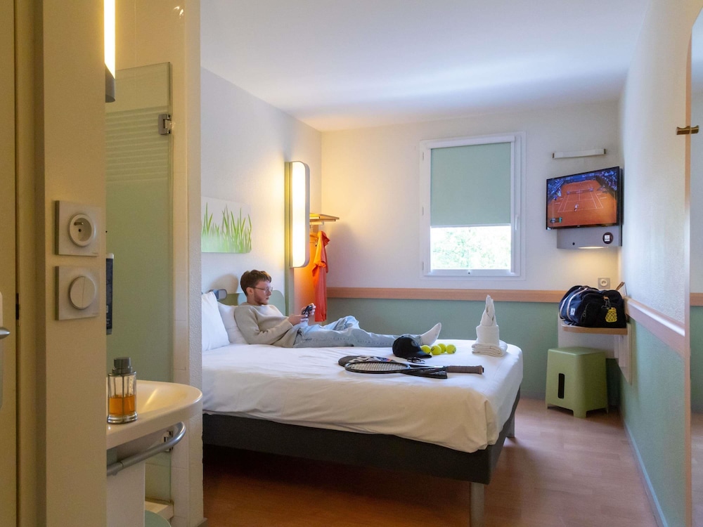 Habitación DOBLE con una cama de gran tamaño del hotel Ibis Budget Le Puy En Velay