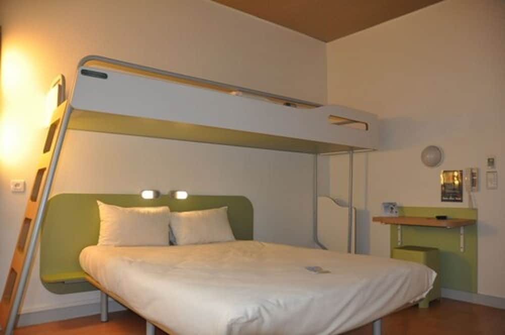 Habitación DOBLE con una cama de gran tamaño del hotel Ibis Budget Le Puy En Velay. Foto 2