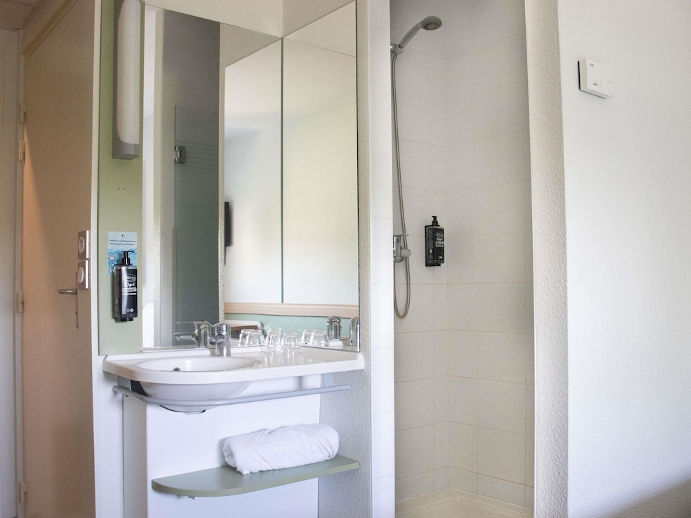 Habitación DOBLE con una cama de gran tamaño del hotel Ibis Budget Le Puy En Velay. Foto 3