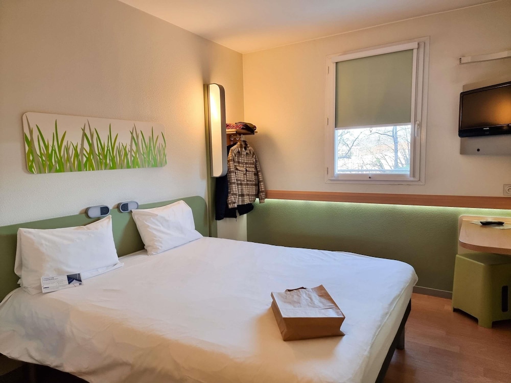 Habitación DOBLE con una cama de gran tamaño del hotel Ibis Budget Le Puy En Velay. Foto 4