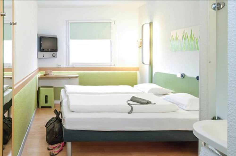 Habitación con dos camas individuales del hotel Ibis Budget Le Puy En Velay. Foto 2