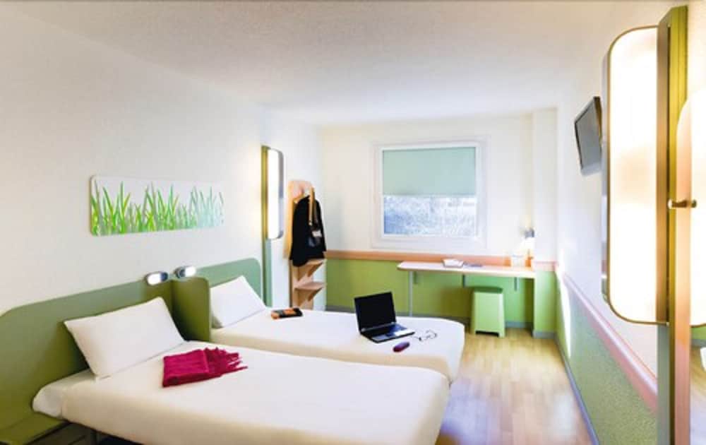 Habitación con dos camas individuales del hotel Ibis Budget Le Puy En Velay. Foto 3