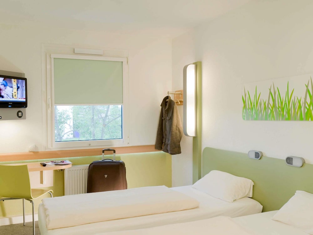 Habitación con dos camas individuales del hotel Ibis Budget Le Puy En Velay. Foto 5