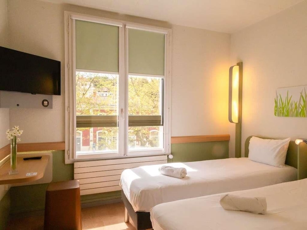 Habitación con dos camas individuales del hotel Ibis Budget Le Puy En Velay. Foto 6