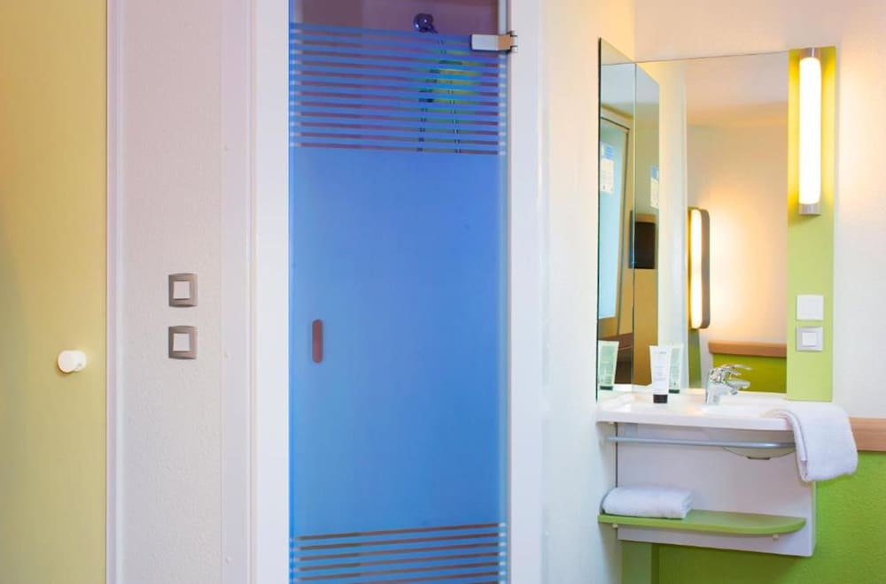 Habitación con dos camas individuales del hotel Ibis Budget Le Puy En Velay. Foto 9